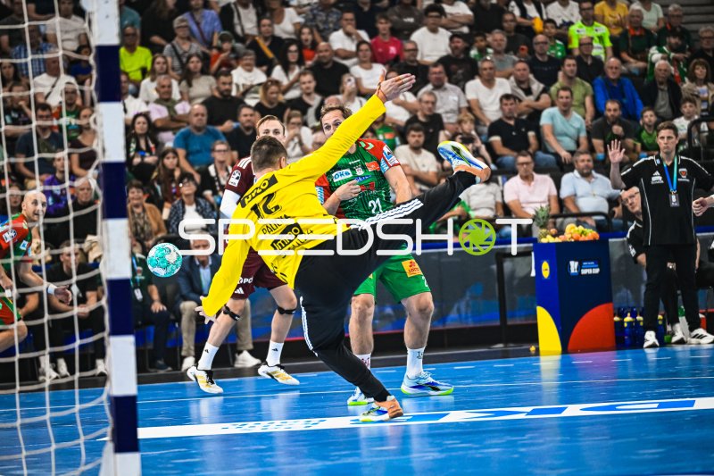 Andreas Palicka (#12; Füchse Berlin) pariert gegen Albin Lagergren (#21; SC Magdeburg)