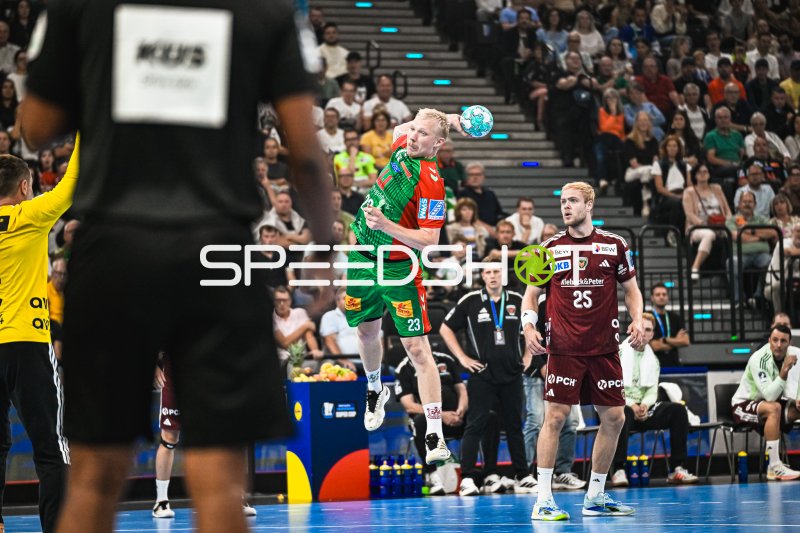 Magnus Saugstrup (#23; SC Magdeburg) beim Sprungwurf gegen Füchse Berlin