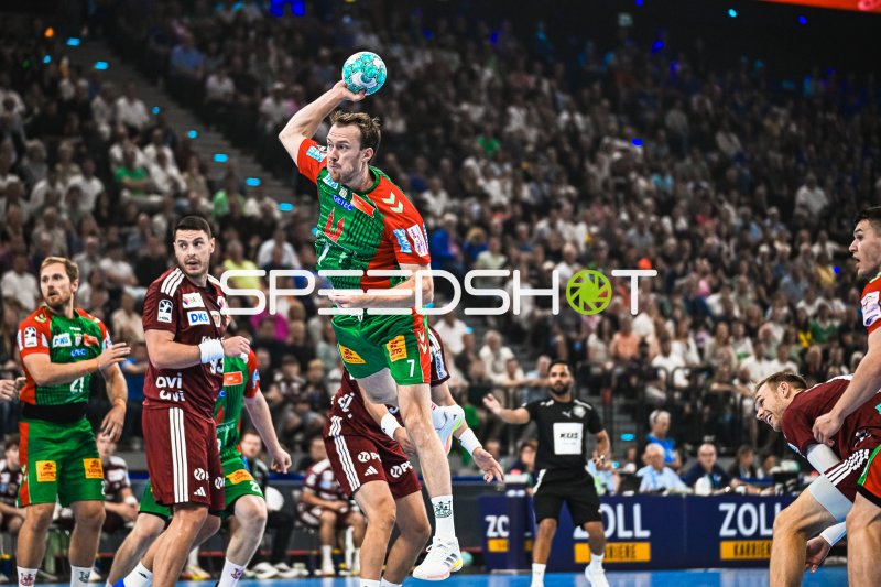 Albin Lagergren (#21; SC Magdeburg) beim Sprungwurf im SAP Garden
