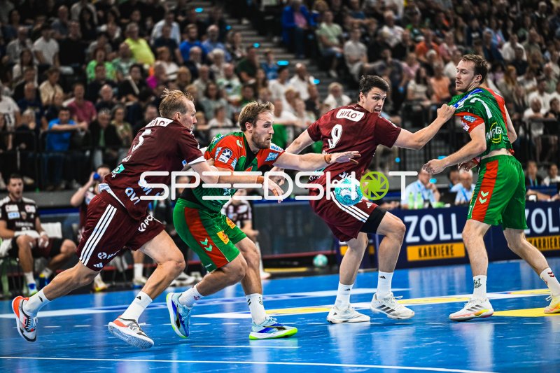 Frederik Simak (#9; Füchse Berlin) im Zweikampf gegen SC Magdeburg