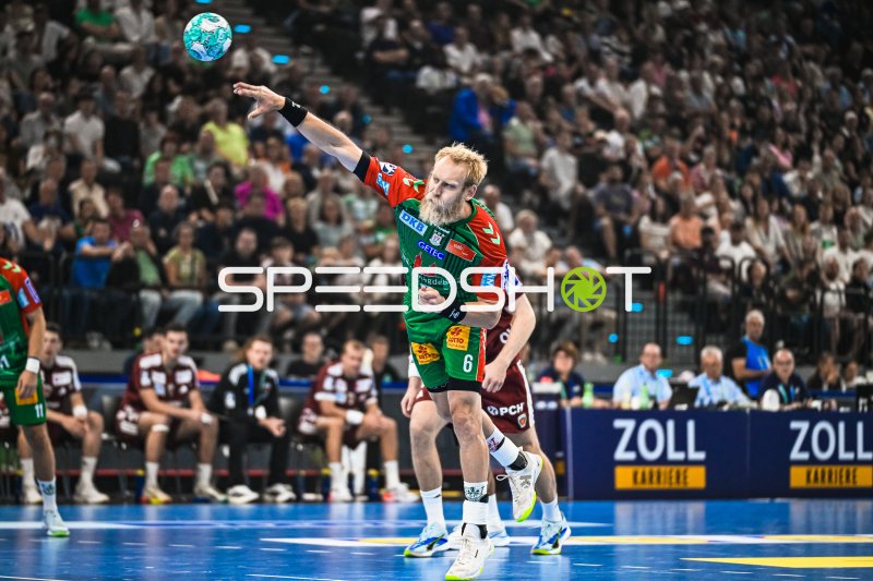 Matthias Musche (#6; SC Magdeburg) beim Wurf im SAP Garden
