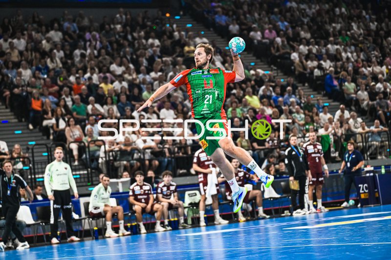 Albin Lagergren (#21; SC Magdeburg) beim Sprungwurf im SAP Garden