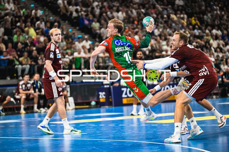 Gisli Kristjansson (#10; SC Magdeburg) im Sprungwurf gegen Füchse Berlin