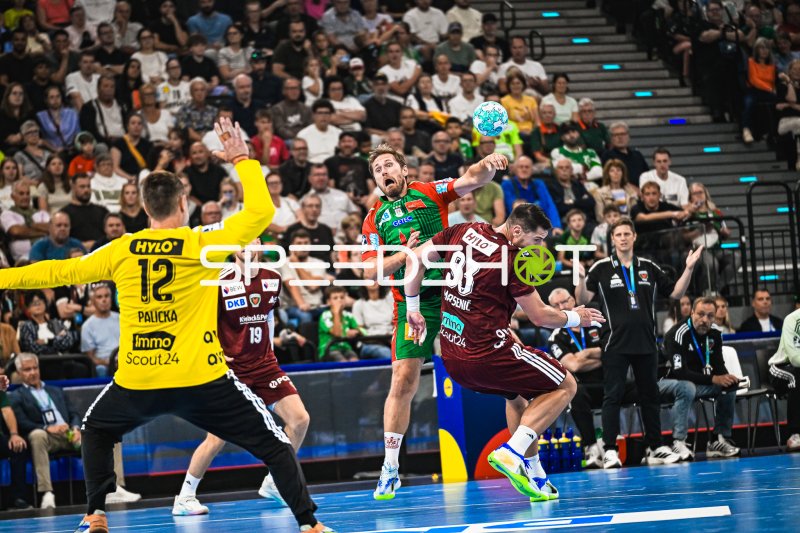 Lukas Mertens (#22; SC Magdeburg) im Wurf gegen Mijajlo Marsenić (#93; Füchse Berlin)