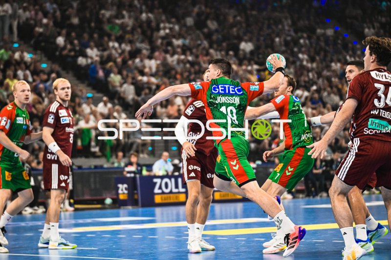 Elvar Örn Jonsson (#19; SC Magdeburg) beim Wurf gegen Füchse Berlin