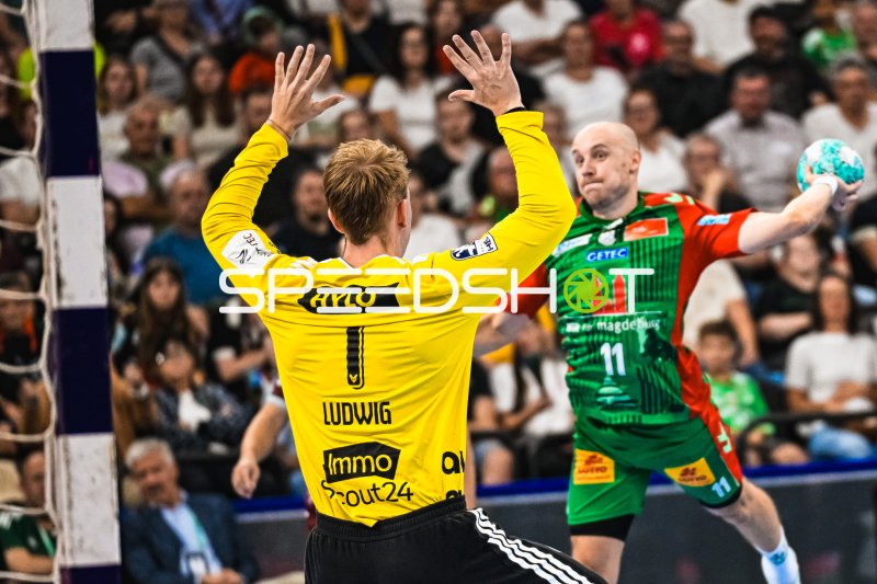 Daniel Pettersson (#11; SC Magdeburg) beim Wurf gegen Lasse Ludwig (#1; Füchse Berlin)