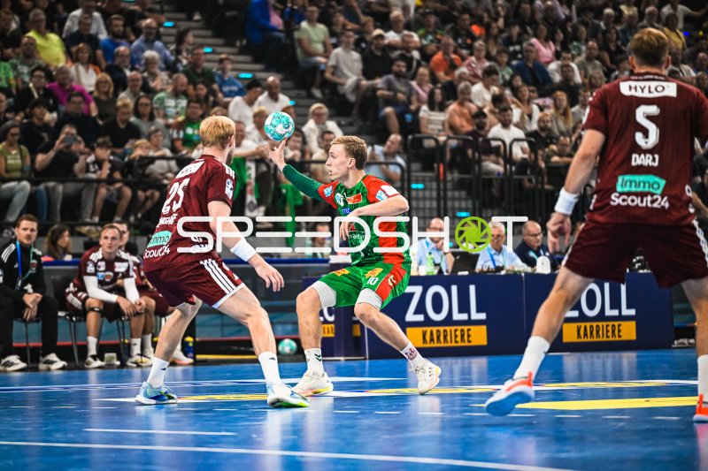 Gisli Thorgeir Kristjansson (#10; SC Magdeburg) im Angriff gegen Füchse Berlin