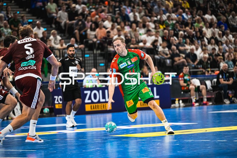 Omar Ingi Magnusson (#14; SC Magdeburg) im Angriff beim SAP Garden
