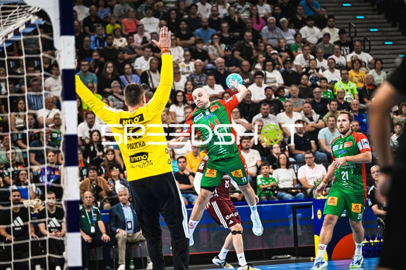 Daniel Pettersson (#11; SC Magdeburg) beim Sprungwurf gegen Andreas Palicka