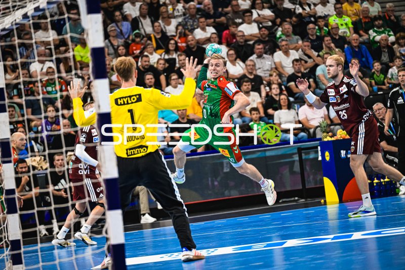 Philipp Weber (#20; SC Magdeburg) beim Sprungwurf gegen Füchse Berlin
