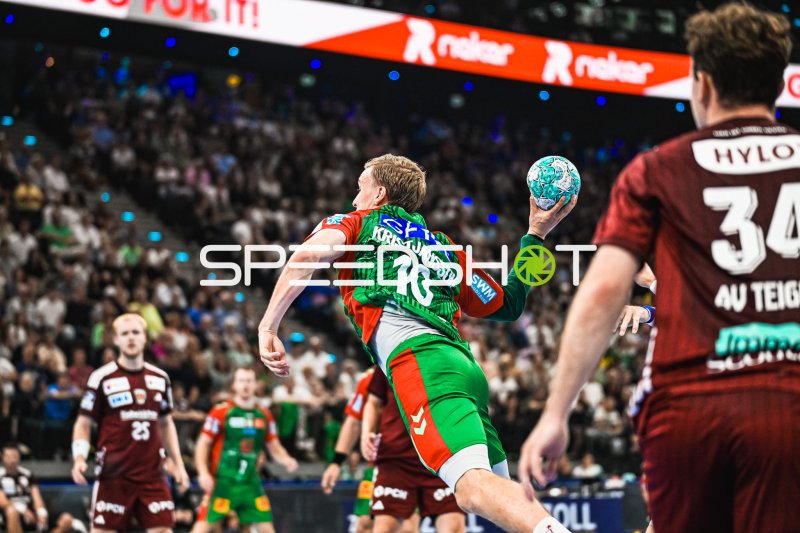Gisli Thorgeir Kristjansson (#10; SC Magdeburg) beim Sprungwurf im SAP Garden