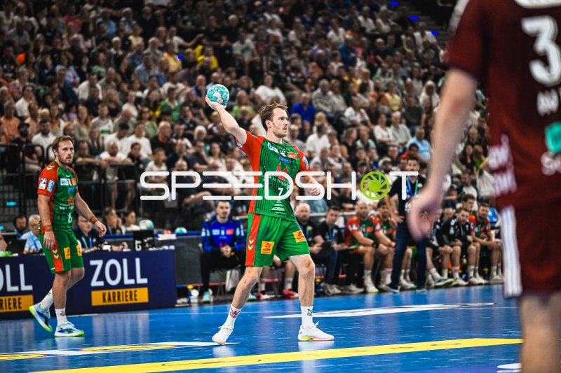 Felix Claar (#7; SC Magdeburg) beim Wurfansatz im SAP Garden