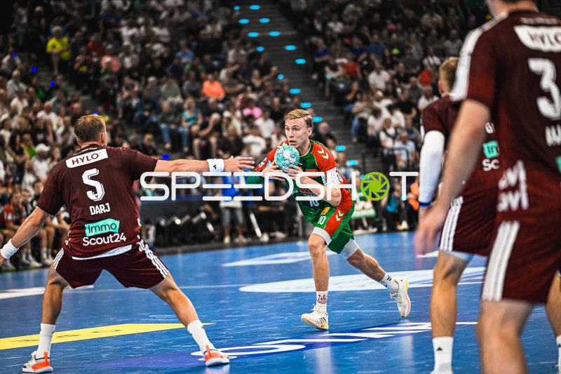 Gisli Thorgeir Kristjansson (#10; SC Magdeburg) im Angriff gegen Füchse Berlin