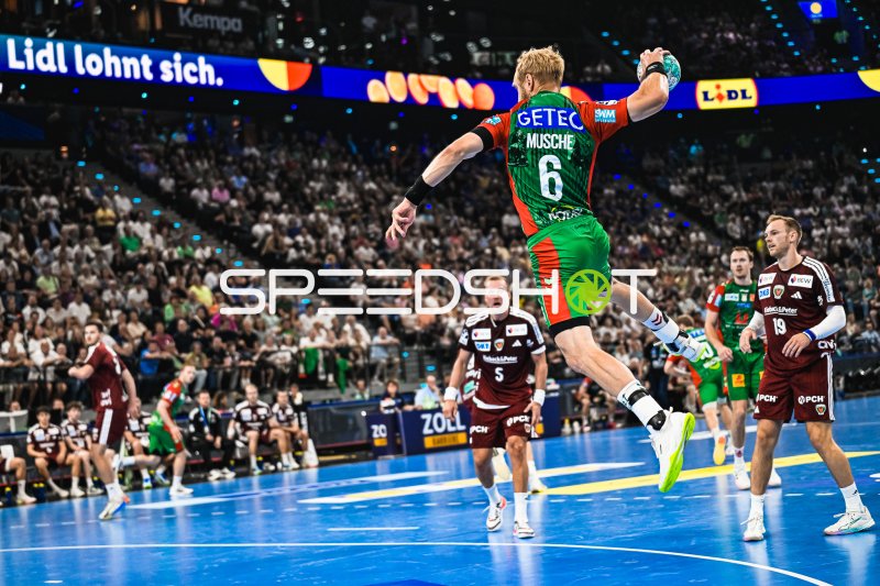 Matthias Musche (#6; SC Magdeburg) beim Sprungwurf im SAP Garden