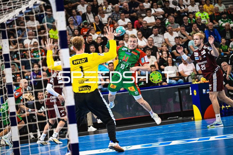 Gisli Kristjansson (#10; SC Magdeburg) beim Sprungwurf gegen Füchse Berlin