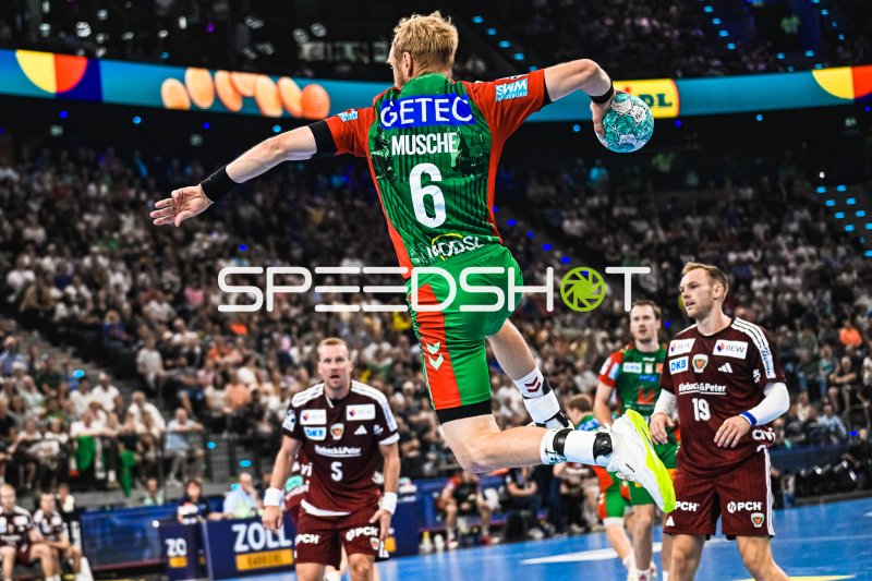 Matthias Musche (#6; SC Magdeburg) beim Sprungwurf im SAP Garden