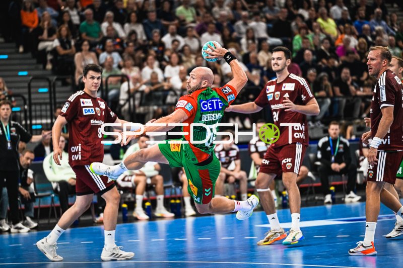 Oscar Bergendahl (#54; SC Magdeburg) im Sprungwurf gegen Füchse Berlin