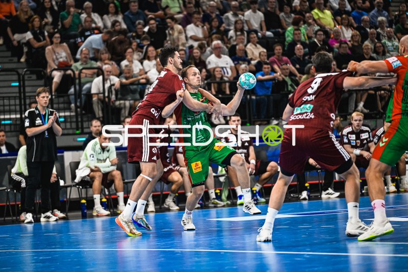 Omar Ingi Magnusson (#14; SC Magdeburg) im Zweikampf gegen Füchse Berlin