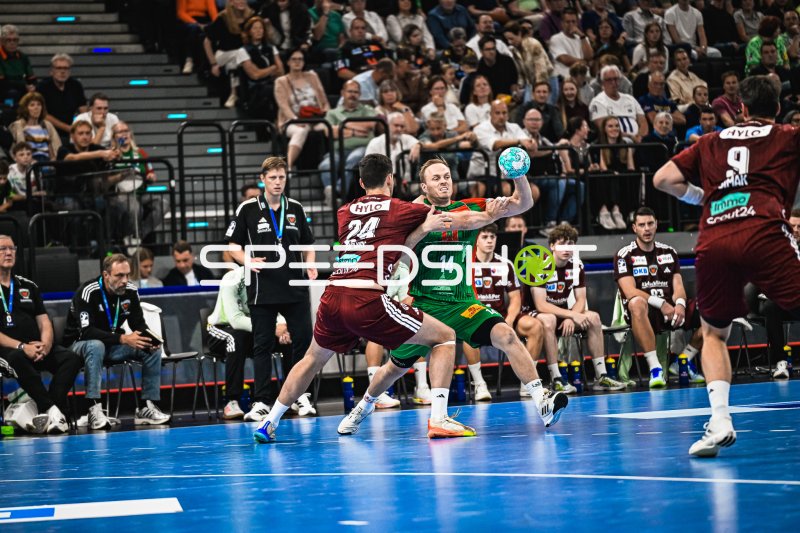 Omar Ingi Magnusson (#14; SC Magdeburg) im Wurf gegen Mijajlo Marsenić (#24; Füchse Berlin)