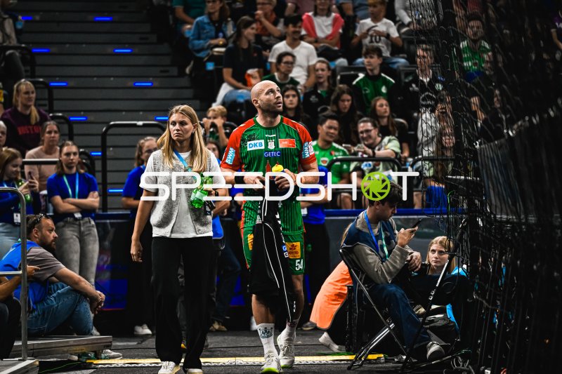 Oscar Bergendahl (#54; SC Magdeburg) an der Seitenlinie im SAP Garden