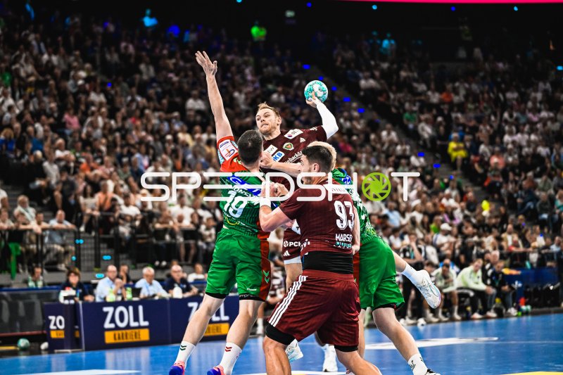 Mathias Gidsel (#19; Füchse Berlin) beim Sprungwurf gegen SC Magdeburg