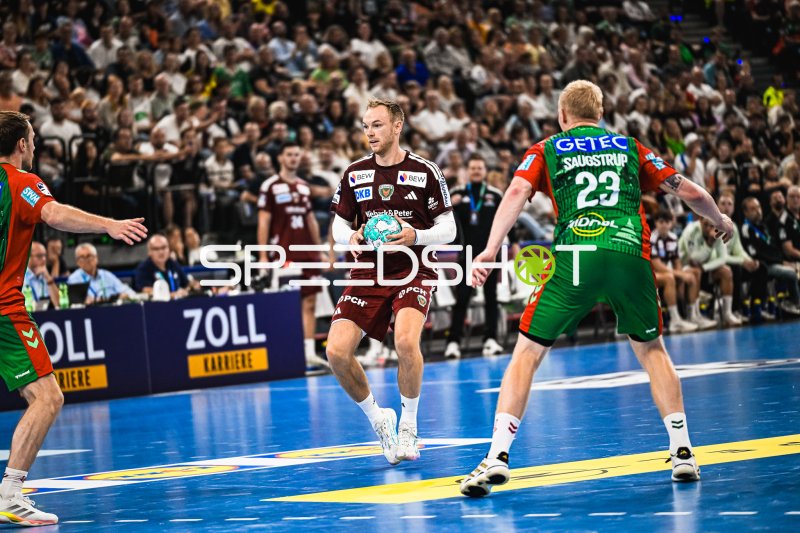 Mathias Gidsel (Füchse Berlin) im Angriff gegen Magnus Saugstrup (#23; SC Magdeburg)