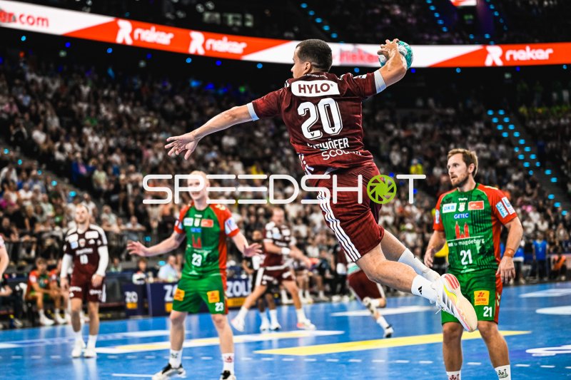 Philipp Weber (#20; Füchse Berlin) beim Sprungwurf gegen SC Magdeburg