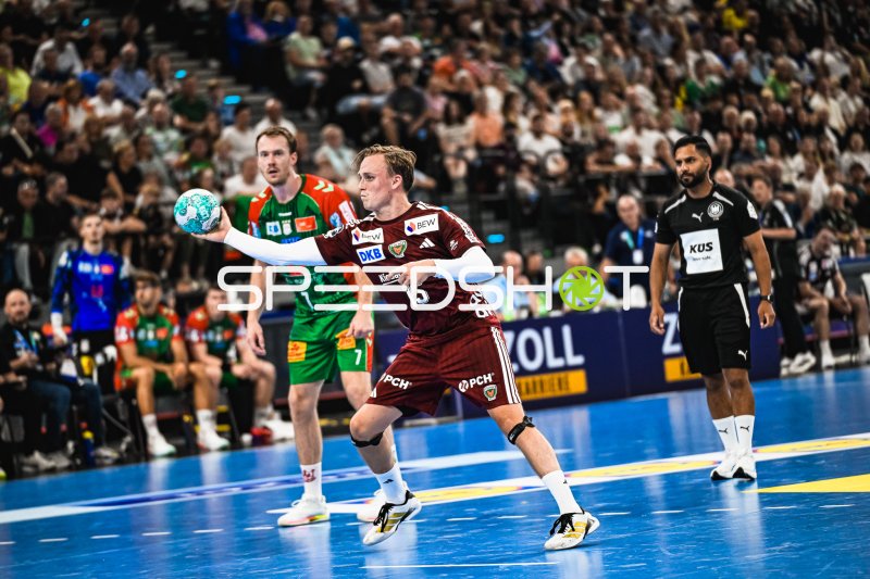 Tobias Grondahl (#15; Füchse Berlin) beim Wurfansatz im SAP Garden
