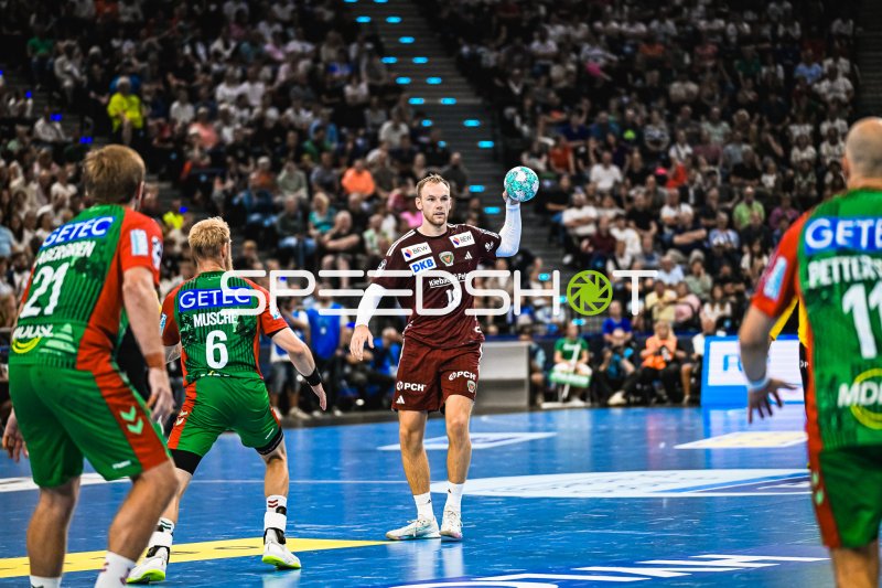 Mathias Gidsel (#19; Füchse Berlin) mit Ball im Angriff