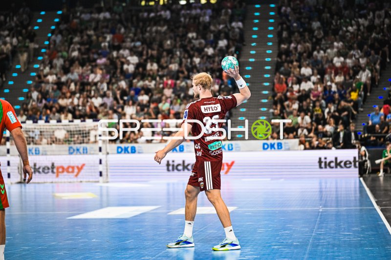 Matthes Langhoff (#25; Füchse Berlin) beim Anwurf im SAP Garden