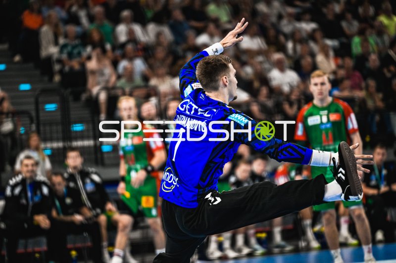 Dominik Kuzmanović (#1; SC Magdeburg) bei dynamischer Torwart-Parade