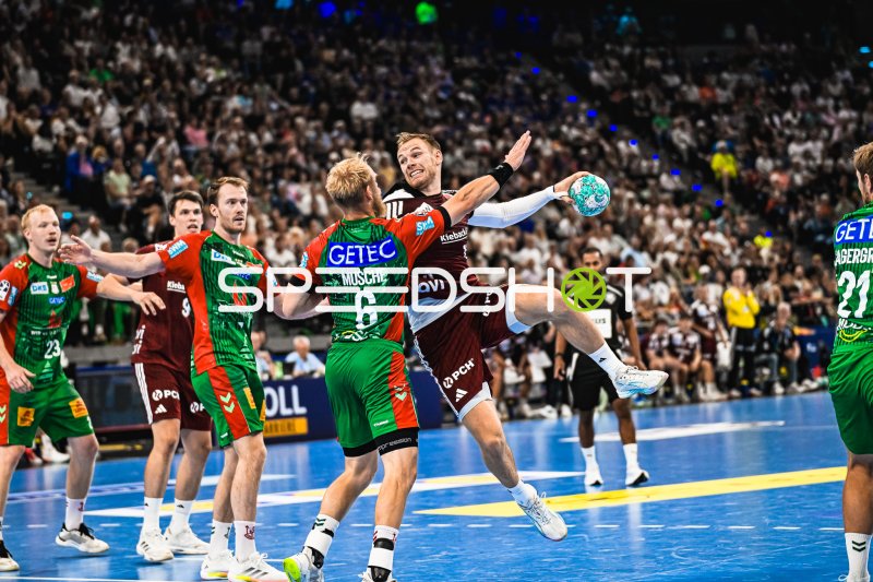 Mathias Gidsel (#19; Füchse Berlin) im Sprungwurf gegen Lukas Mertens (#22; SC Magdeburg)