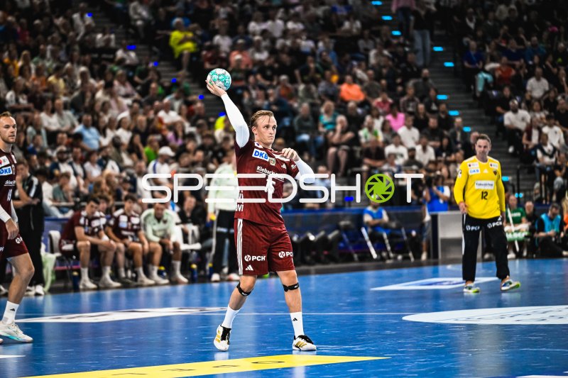 Tobias Grondahl (#15; Füchse Berlin) beim Wurfansatz im SAP Garden