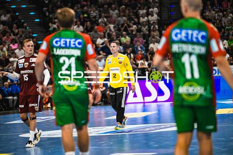 Andreas Palicka (#12; SC Magdeburg) und Tobias Grondahl im Spielgeschehen