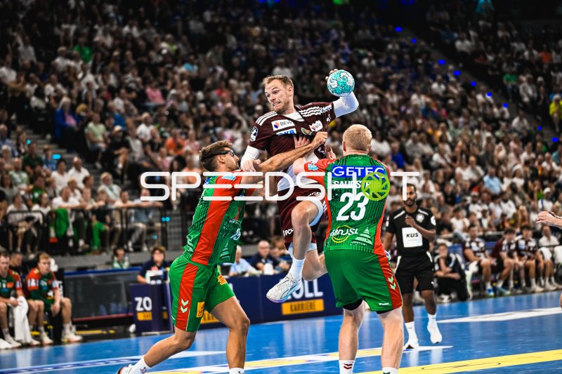 Mathias Gidsel (#19; Füchse Berlin) im Sprungwurf gegen Magnus Saugstrup (#23; SC Magdeburg)