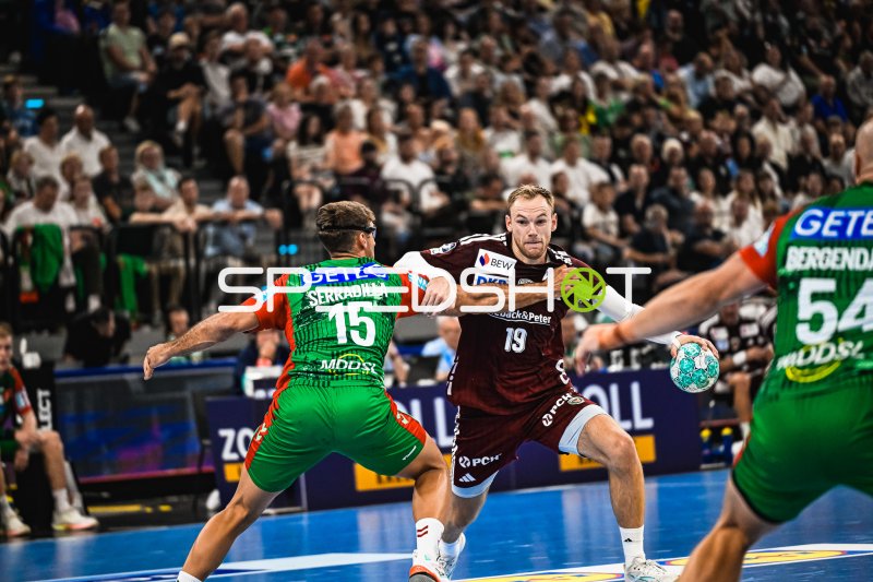 Mathias Gidsel (#19; Füchse Berlin) im Zweikampf gegen Antonio Serradilla (#15; SC Magdeburg)