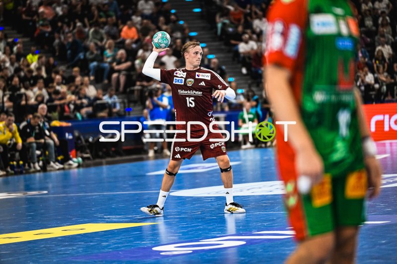 Tobias Grondahl (#15; Füchse Berlin) beim Wurfansatz im SAP Garden
