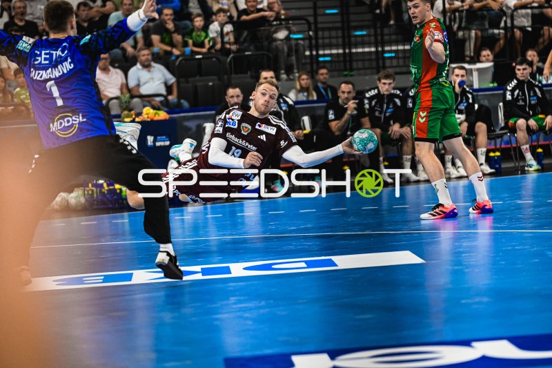 Mathias Gidsel (#19; Füchse Berlin) mit Fallwurf gegen Dominik Kuzmanović (#1; SC Magdeburg)