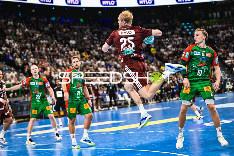 Matthes Langhoff (#25; Füchse Berlin) beim Sprungwurf gegen SC Magdeburg