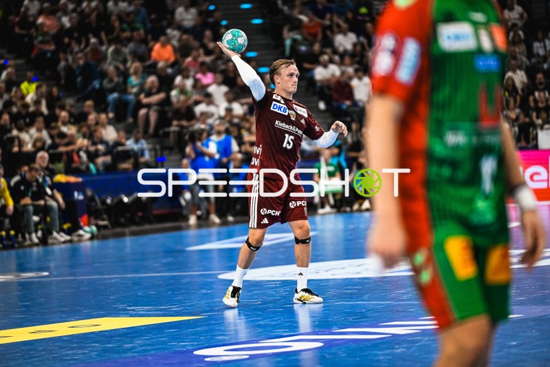Tobias Grondahl (#15; Füchse Berlin) beim Wurf im SAP Garden