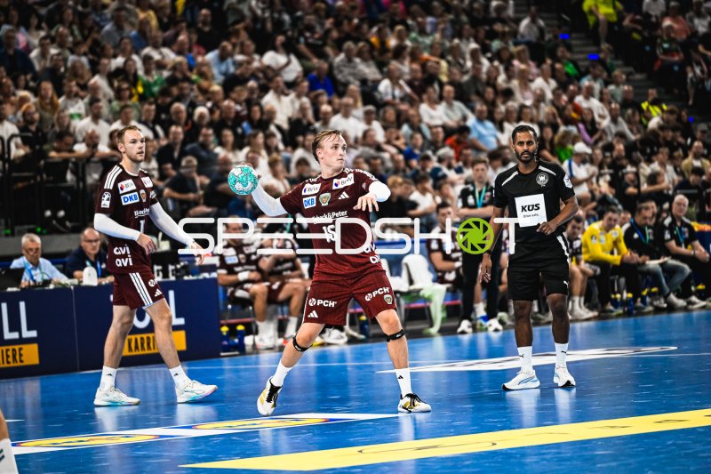Tobias Grondahl (#15; Füchse Berlin) beim Wurfansatz im SAP Garden