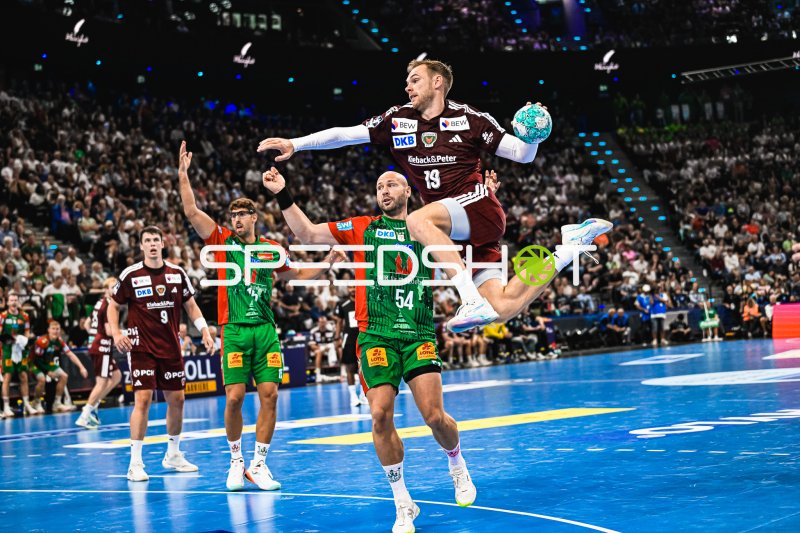 Mathias Gidsel (#19; Füchse Berlin) springt zum Wurf gegen SC Magdeburg