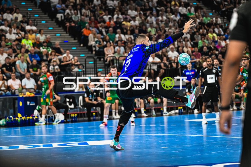 Mijajlo Marsenić (#93; Füchse Berlin) beim Sprungwurf im SAP Garden