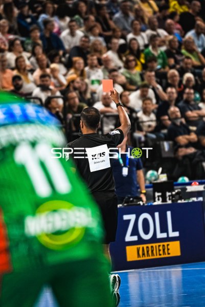 Schiedsrichter zeigt Rote Karte im Handball-Spiel im SAP Garden