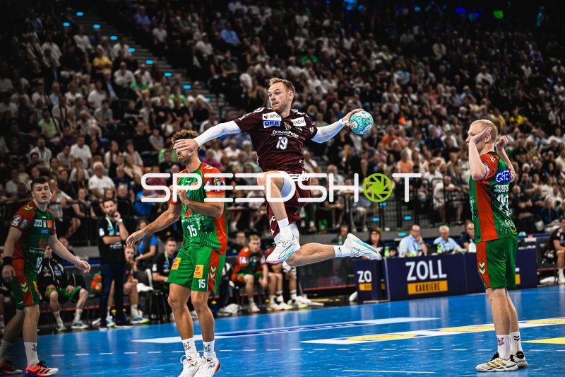 Mathias Gidsel (#19; Füchse Berlin) beim Sprungwurf gegen SC Magdeburg