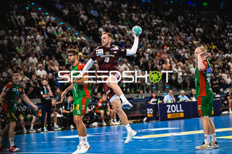 Mathias Gidsel (#19; Füchse Berlin) beim Sprungwurf gegen SC Magdeburg