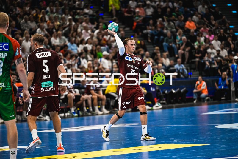 Tobias Grondahl (#15; Füchse Berlin) beim Wurfansatz im SAP Garden