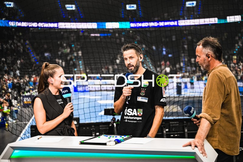 TV-Studio mit Dyn-Moderatoren im SAP Garden München