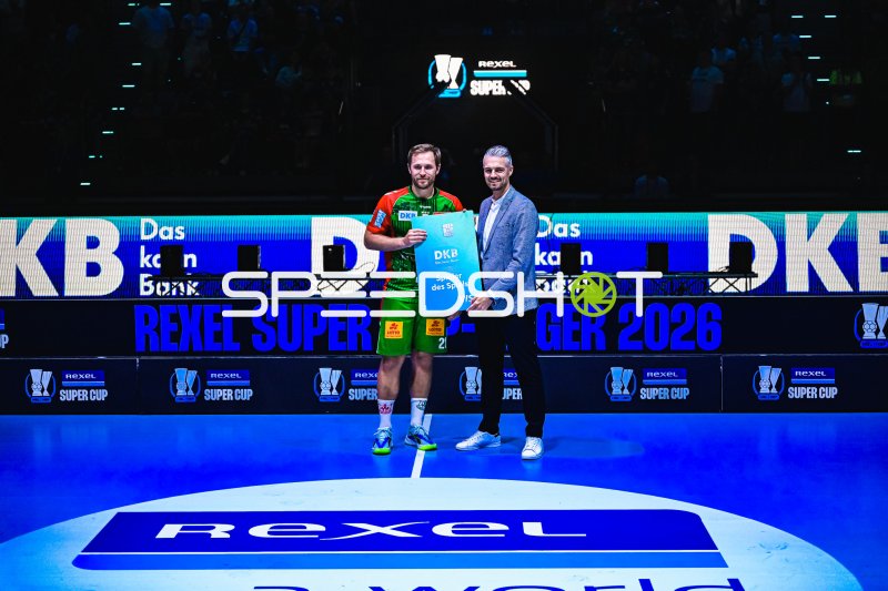 Albin Lagergren (#21; SC Magdeburg) als Spieler des Spiels ausgezeichnet