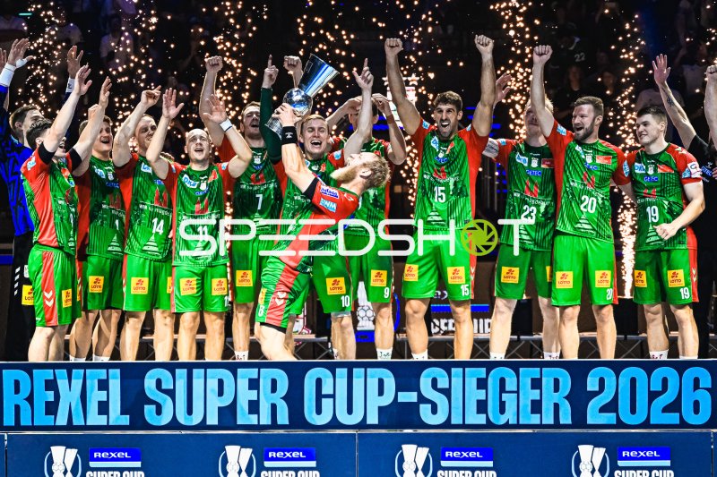 SC Magdeburg feiert den Rexel Super Cup 2026 mit Pokal